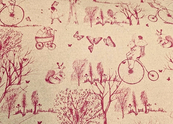 PAPEL DE REGALO KRAFT CONEJA EN BICI BORRAVINO